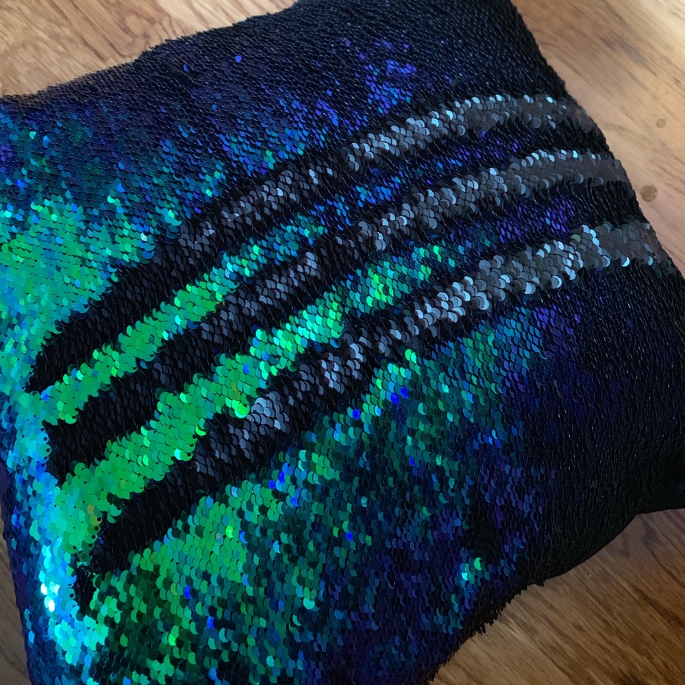 Reversible sequence pillow - Picture 2 of 3